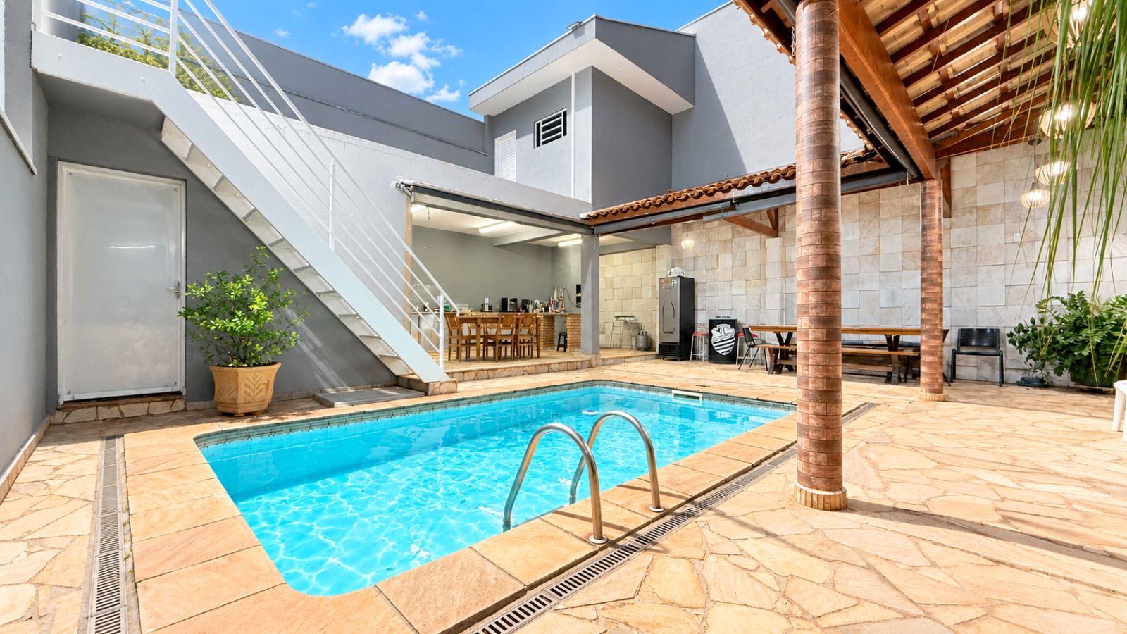 Sobrado com piscina no Sumarezinho, Ribeirão Preto