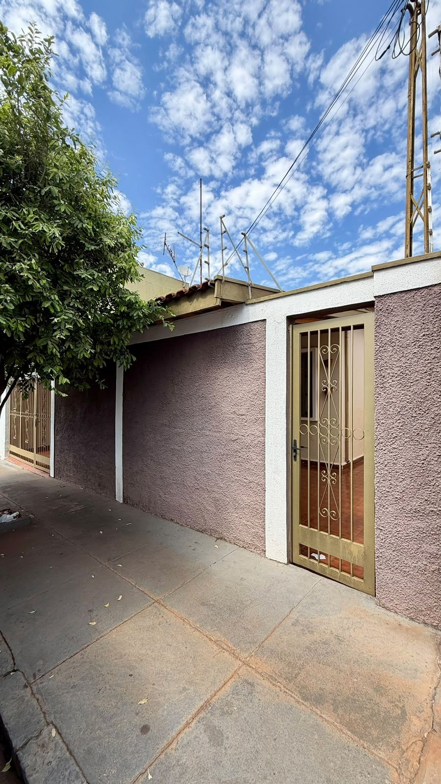 Casa térrea no Vila Tibério, Ribeirão Preto com edícula e 3 vagas